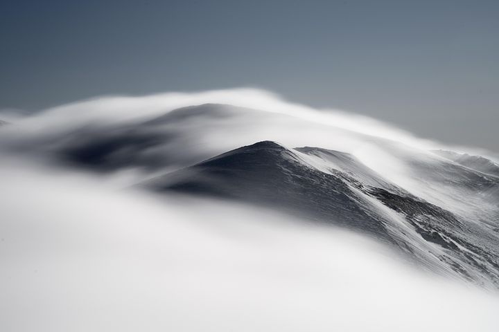 世界是一个巨大的草台班子，但你不是